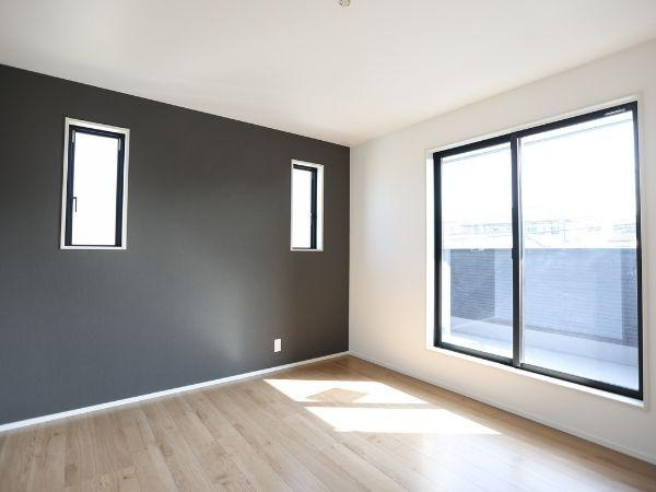 大字光吉4期2号棟の洋室|洋室はシンプルながらもアクセントクロスが印象的です。広々とした空間が開放感を感じさせます。大きな窓からはたっぷりと光が差し込みます。フローリングが明るい雰囲気を演出しています。