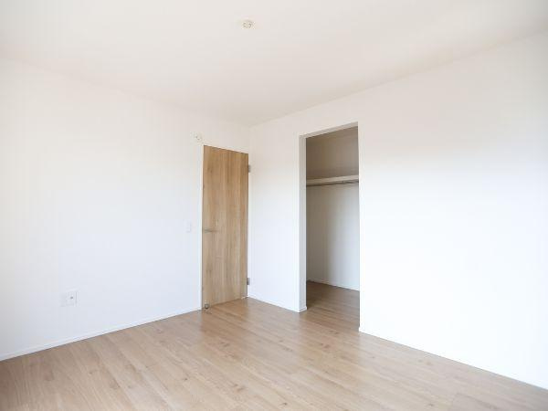 大字光吉4期2号棟の洋室|明るい雰囲気の洋室です。木目調のフローリングが落ち着いた印象を与えます。収納スペースが備わっており整理整頓がしやすくなっています。シンプルな内装でお部屋のアレンジが楽しめます。