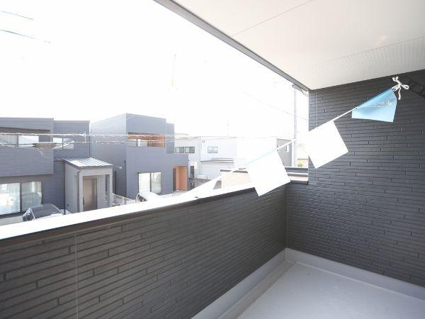 大字光吉4期2号棟のバルコニー|開放感のあるバルコニーはさわやかな空気を感じられるスペースです。周囲の建物との間隔も適度に確保されています。シンプルなデザインが印象的でお手入れもしやすいつくりになっています。日当たりも良好です。