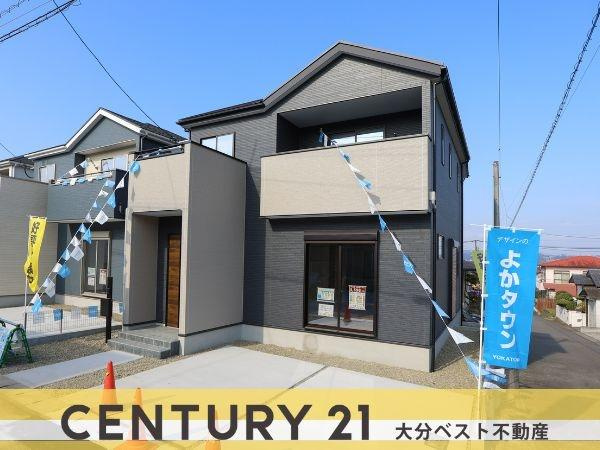 大字光吉4期2号棟の外観|洗練されたデザインの外観が印象的です。落ち着いたカラーリングで統一感があります。駐車スペースも確保されています。周辺も開放的な雰囲気です。旗や看板が目印となります。