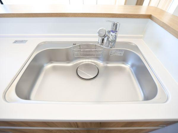 大字光吉4期2号棟のキッチン|シンプルなデザインのシンクが印象的です。ステンレス素材が清潔感を演出しています。水栓も使いやすそうな形状です。カウンターとの一体感がありすっきりとした印象です。余計な装飾がなく手入れがしやすそうです。