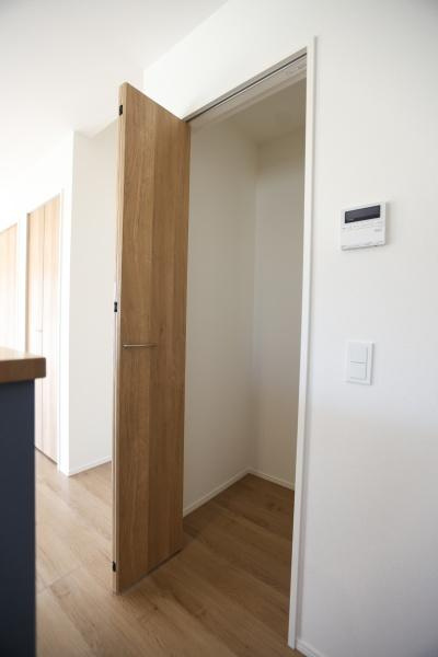 大字光吉4期2号棟の収納|扉付きの収納スペースが設けられています。室内に馴染む木目調のデザインが特徴です。使いやすい高さと広さで様々な物の整理に便利です。シンプルな構造で整理整頓がしやすくなっています。
