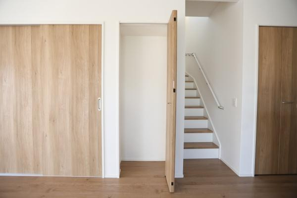 大字光吉4期2号棟の収納|木目調の扉が温かみを感じさせる収納スペースです。空間をすっきりとまとめるデザインが特徴です。用途に合わせて活用できる収納が複数設けられています。片付けやすさが魅力の収納です。