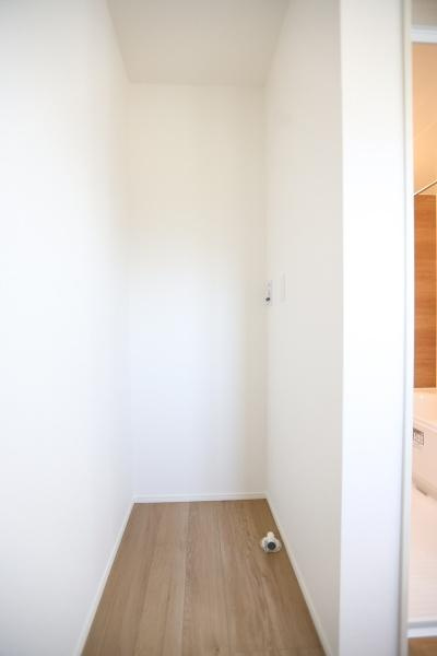 大字光吉4期2号棟の収納|シンプルなデザインで使い勝手の良いスペースです。壁と床のコントラストが明るい印象を与えます。奥行きがありさまざまな収納に対応できます。使い道が広がる収納スペースとなっています。