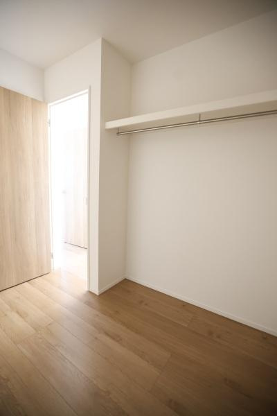 大字光吉4期2号棟の収納|ナチュラルな木目調の床が特徴的な収納スペースです。清潔感のあるホワイトの壁ですっきりとした印象です。棚とハンガーパイプが備え付けられており衣類や小物の整理がしやすい造りです。