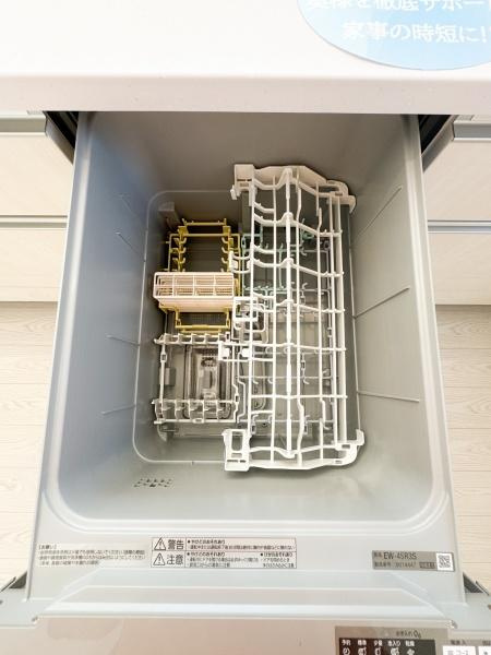 大字小池原1期1号棟のキッチン|キッチン内にビルトイン食洗機が設置されています。お手入れがしやすい内部設計ですっきりとした印象です。シンクまわりが広々と使えます。食器の整理もしやすいレイアウトです。毎日の家事をサポートします。