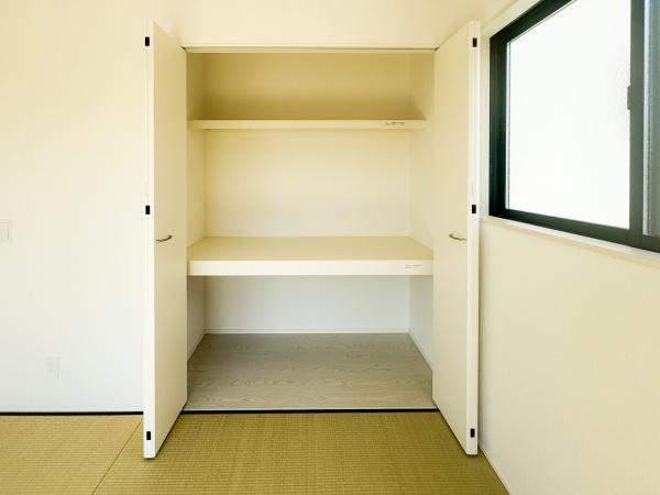 大字小池原1期1号棟の収納|扉付きの収納スペースが設けられており整理整頓しやすい設計です。棚が設置されているので小物や衣類の収納にも便利です。明るい室内に配置されており使い勝手に配慮された造りとなっています。