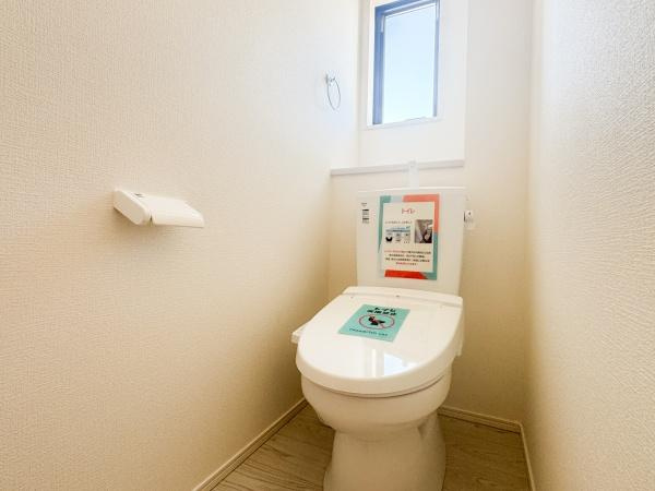 大字小池原1期1号棟のトイレ|明るい窓付きのトイレで換気もしやすい造りです。シンプルな内装が清潔感を感じさせます。ペーパー収納も手の届く位置にあります。床はお手入れしやすい素材です。