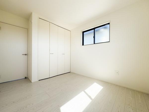 大字小池原1期1号棟の洋室|明るい光が差し込む洋室です。清潔感のある内装でクローゼット収納も充実しています。床や壁の色味が空間を広く見せてくれます。シンプルなデザインなのでどんな家具にも合わせやすいです。