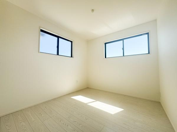 大字小池原1期1号棟の洋室|二つの窓から自然光がたっぷりと差し込む洋室です。明るく清潔感のある空間が広がっています。ホワイト系のフローリングが室内をさらに広く感じさせます。シンプルな内装でお好みのインテリアが楽しめます。