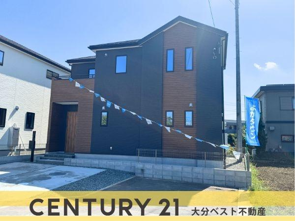 大字小池原1期1号棟の外観|スタイリッシュな外観が印象的な住まいです。シンプルながらも目を引くデザインで落ち着いた色合いが魅力です。ゆとりある駐車スペースも確保されています。周囲との調和を大切にした設計です。