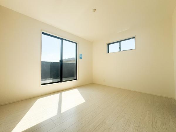 大字小池原1期1号棟の洋室|明るい光が差し込む洋室です。大きな窓が開放的な雰囲気を演出しています。シンプルな内装が印象的で様々なインテリアに合わせやすい空間です。ナチュラルなフローリングが落ち着いた印象を与えます。