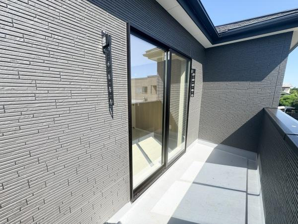 大字小池原1期1号棟のバルコニー|日当たりの良いバルコニーが魅力です。開放感を感じられる広さが確保されています。シンプルなデザインで手入れもしやすい仕様です。ガラスドアから室内へのアクセスも便利です。