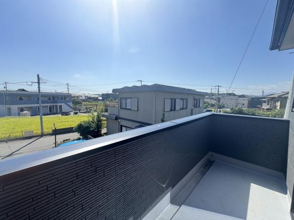 大字小池原1期1号棟のその他|開放感のある現地からの眺望です。日当たりが良く周辺の住宅や緑も確認できます。バルコニーから遠くまで見渡せる景色が広がっています。晴れた日には空の広さを実感できます。