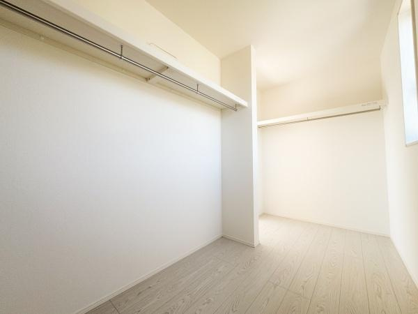大字小池原1期1号棟の収納|広々とした収納スペースが確保されています。ハンガーパイプが設置されており衣類の管理にも便利です。明るい室内で見やすさも考慮されています。床面もフラットで整理しやすい仕様です。