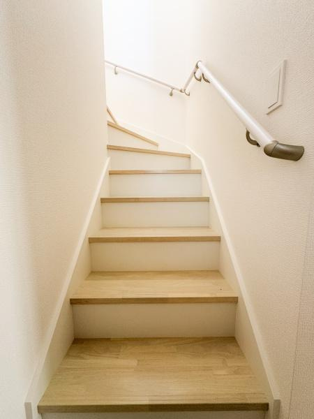 大字小池原1期1号棟の内装|明るい色合いの階段が空間をやさしく演出します。シンプルなデザインで清潔感があります。手すり付きで安心して利用できます。コンパクトな造りでスペースを有効活用できます。