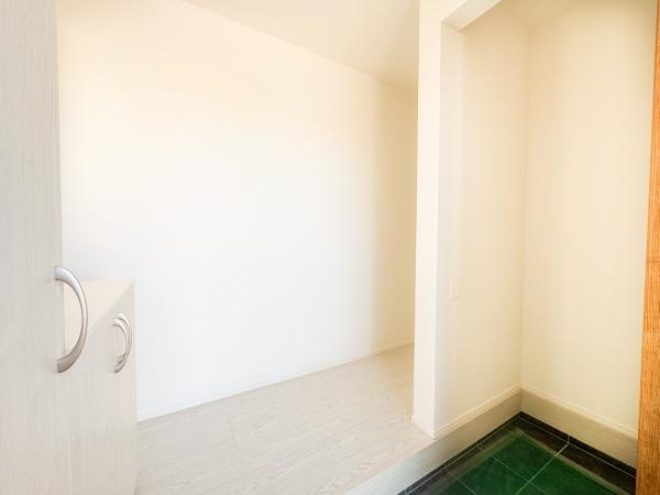 大字小池原1期1号棟の収納|白を基調とした明るい収納スペースが設けられています。すっきりとした空間が特徴的です。収納棚もあり日用品の整理にも便利です。玄関近くにあるため動線もスムーズです。