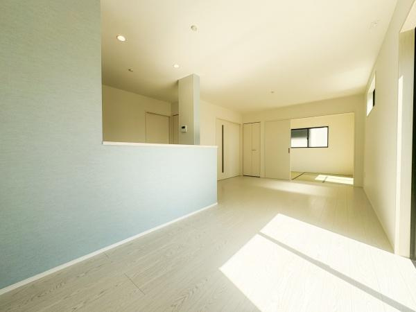 大字小池原1期1号棟の居間・リビング|日当たりの良いリビングは開放感があり明るい雰囲気を演出します。大きな窓からは外の景色を楽しめます。隣の和室とつながっているため空間に広がりがあります。