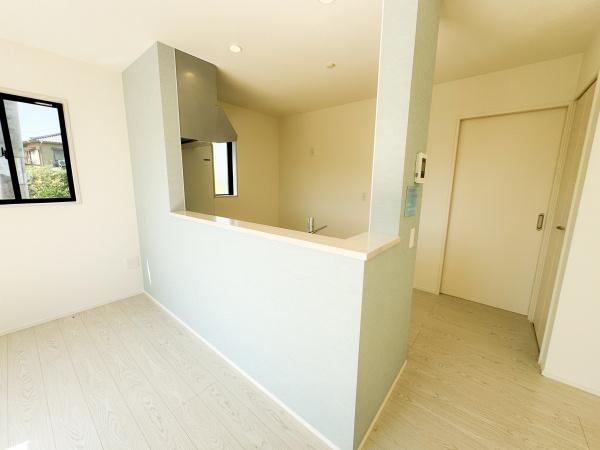 大字小池原1期1号棟の居間・リビング|リビングは明るく開放感のある空間です。キッチンとの仕切りがあり生活動線も確保されています。床や壁のシンプルな色合いが落ち着いた印象を与えます。窓からの光が室内を明るくしてくれます。