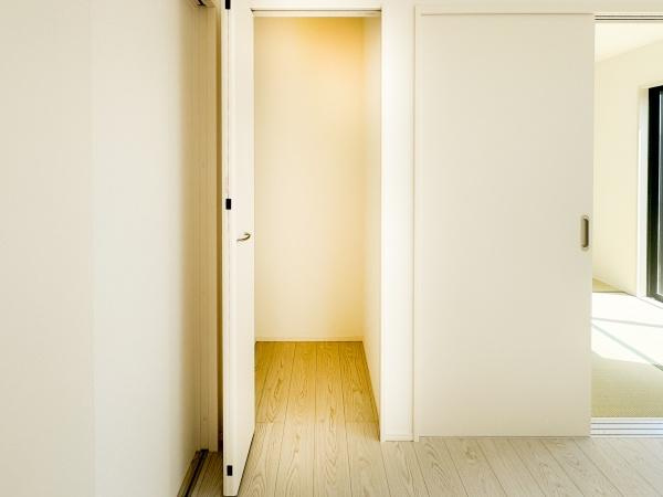 大字小池原1期1号棟の収納|シンプルなデザインの収納スペースが備わっています。ドアの開閉がスムーズにできる仕様です。明るい印象の内装が特徴です。収納エリアが広く確保されておりゆとりを感じられます。
