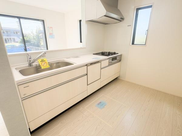 大字小池原1期1号棟のキッチン|窓から光が差し込む明るいキッチンです。収納スペースも充実しており作業しやすいレイアウトが特徴です。シンプルなデザインで整理整頓もしやすく日々の家事に便利です。