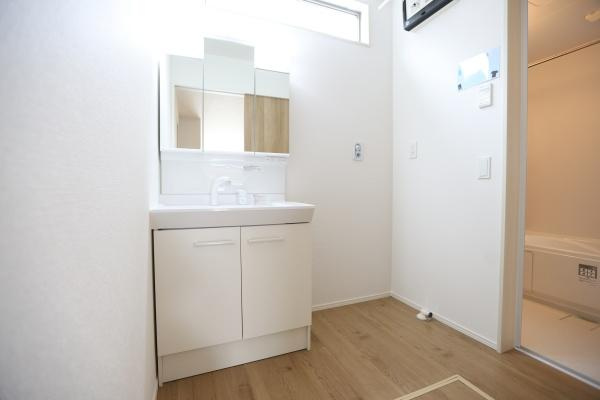 徳島2丁目1期2号棟の独立洗面台|清潔感のある洗面台がお部屋の雰囲気にマッチしています。収納スペースもしっかりと確保されていて使い勝手も考えられています。明るい採光が心地よく快適な空間です。