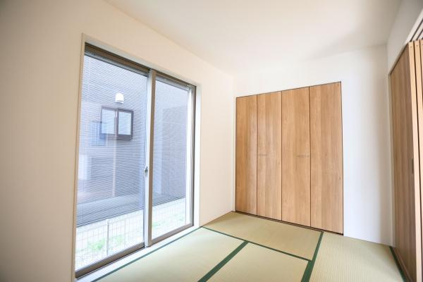 徳島2丁目1期2号棟の収納|広々とした収納スペースが特徴のクローゼットです。開口部が広く物の出し入れがスムーズに行えます。棚板も付いているため整理整頓しやすい仕様となっています。木目調の扉が空間に温かみをプラスしています。