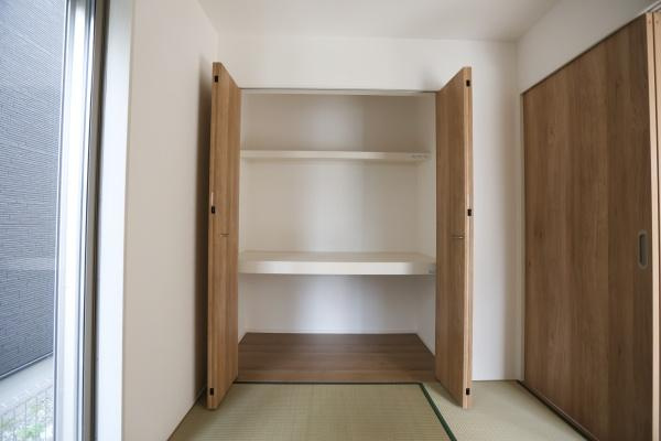 徳島2丁目1期2号棟の和室|明るい採光が心地よい和室です。収納もしっかり確保されており空間を有効に使うことができます。リビングと隣接しており使い勝手の良い間取りです。木目調の建具が洗練された印象を与えます。