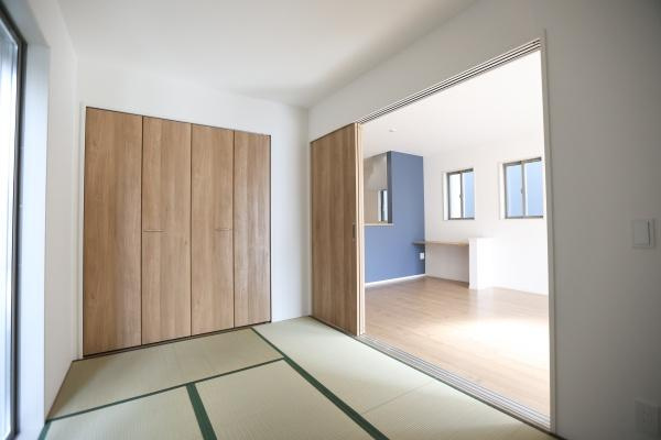 徳島2丁目1期2号棟の洋室|明るい色合いのフローリングが印象的な洋室です。収納付きでお部屋をすっきりと使えます。クローゼットの扉も木目調で統一感があります。壁や床に傷や汚れが見当たりません。家具の配置もしやすい空間です。