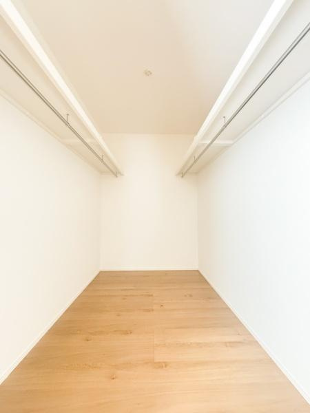 徳島2丁目1期2号棟の居間・リビング|大きな窓からたっぷりと光が差し込むリビングです。フローリングは落ち着いた色合いで様々な家具と合わせやすい印象です。アクセントの壁面が室内にメリハリを与えております。