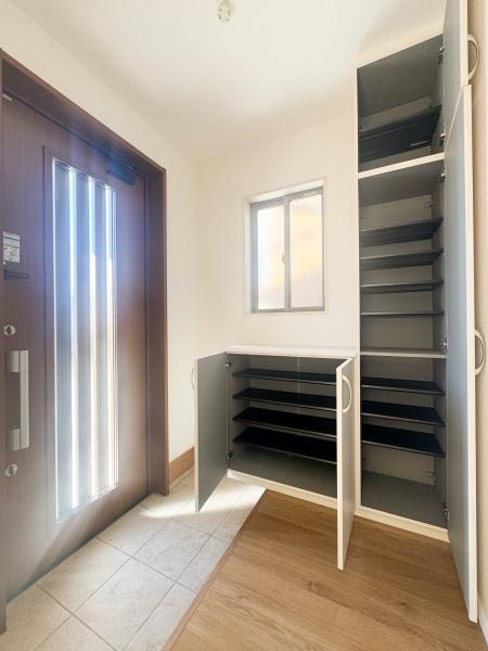 徳島2丁目1期2号棟の収納|明るく清潔感のある収納スペースです。奥行きがあるためさまざまな用途で利用できます。洋服や荷物もすっきり収められるレイアウトです。シンプルな内装で使い勝手も良好です。