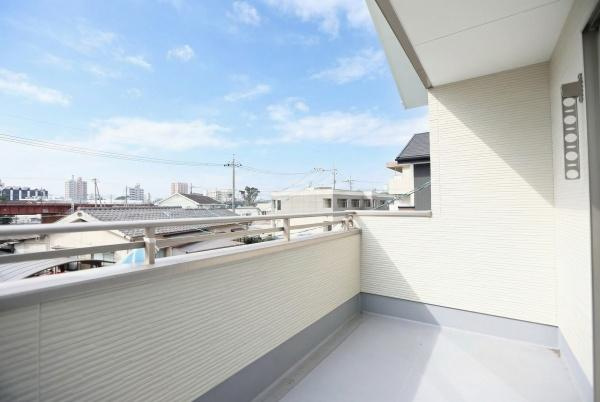 徳島2丁目1期2号棟のバルコニー|開放感のあるバルコニーはゆとりを感じられる空間です。陽当たりが良く様々な用途に活用できます。外部からの視線が気になりにくい設計です。シンプルなデザインが建物と調和しています。