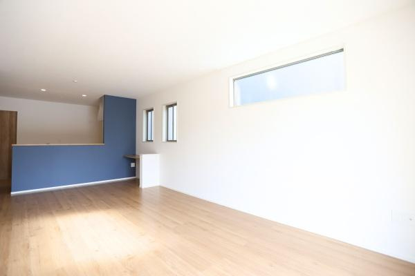 徳島2丁目1期2号棟の居間・リビング|明るい光が差し込む空間で玄関収納が充実しています。収納棚が豊富で整理整頓しやすいです。シンプルなデザインが魅力的なリビングです。玄関からの動線もスムーズです。