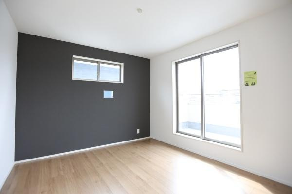 徳島2丁目1期2号棟の居間・リビング|リビングから続くスペースに小窓が設けられており自然光を取り入れられます。木目調の扉が室内に温かみをプラスしています。室内は白を基調としており空間に広がりを感じさせます。