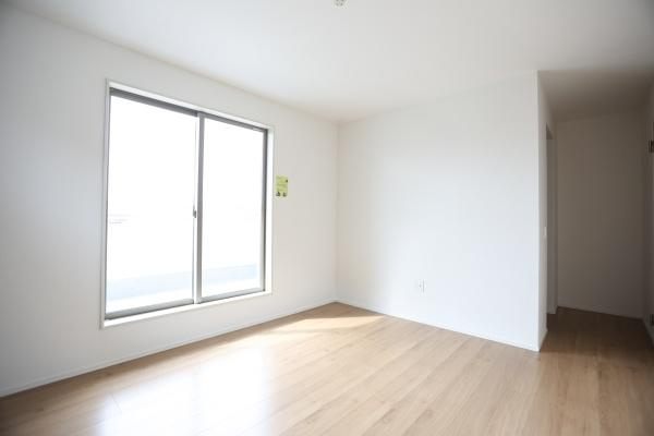 徳島2丁目1期2号棟の収納|ナチュラルな色合いのフローリングが空間を明るく見せます。収納スペースに窓があり自然光が差し込みます。室内の角を活かした設計で使いやすさを感じられます。白を基調とした内装が清潔感を演出しています。