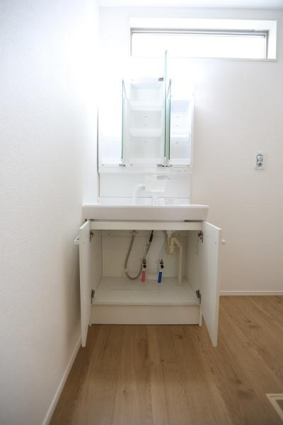 徳島2丁目1期2号棟のキッチン|3口コンロが設置されており調理スペースにゆとりがあります。ガラス天板でお手入れがしやすい仕様です。シンプルなデザインで清潔感のあるキッチンを演出します。