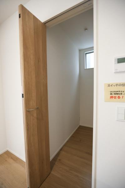 徳島2丁目1期2号棟の独立洗面台|洗面台・洗面所はシンプルで清潔感のあるデザインです。床の木目調が空間を暖かい雰囲気にしています。広めのスペースが確保されており動きやすさも魅力です。収納スペースも備え付けられています。