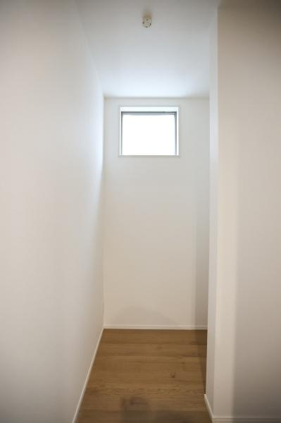 徳島2丁目1期2号棟の居間・リビング|リビングには大きな窓があり室内に自然光がしっかりと差し込みます。白を基調とした壁が空間を広く見せフローリングも清潔感があります。シンプルな設計なので多用途に活用いただけます。