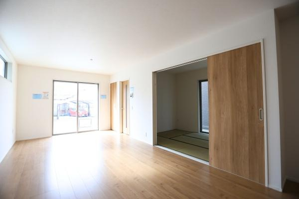 徳島2丁目1期2号棟の区画図|整然と配置された全3区画の区画図です。各区画に駐車スペースが確保されています。道路に面していてアクセスがしやすい配置になっています。2号棟は中央の区画となっています。