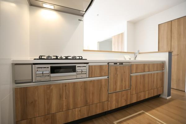 徳島2丁目1期2号棟の居間・リビング|窓から自然光が入る明るいリビングスペースです。温かみのあるフローリングが空間を引き立てます。落ち着いた雰囲気のアクセントクロスが魅力です。カウンターもあり多用途に利用できます。