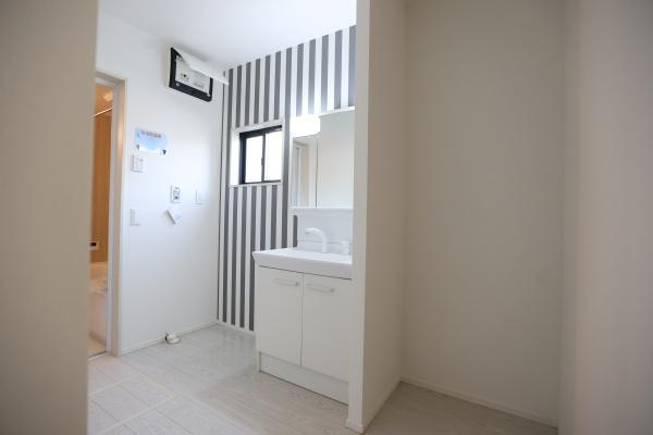 横尾東町1丁目1期2号棟のその他|キッチンからの眺望を楽しめる窓が配置されています。明るい光が差し込む空間です。窓越しに開放感を感じることができます。ナチュラルな色合いが室内をすっきり見せています。