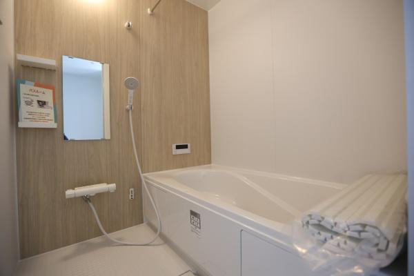 横尾東町1丁目1期2号棟のキッチン|明るい窓から光が差し込むキッチンです。シンプルなデザインで清潔感があります。収納スペースも確保されていて整理しやすい仕様です。ガスコンロやシンクも機能的に配置されています。