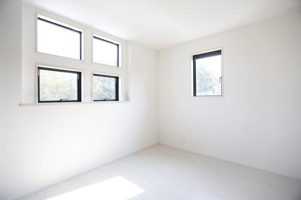 横尾東町1丁目1期2号棟の独立洗面台|モダンなストライプ柄の壁が印象的な洗面所です。収納スペースも豊富で使い勝手が良いです。明るい室内で浴室への動線もスムーズです。窓付きで換気しやすいのも特徴です。