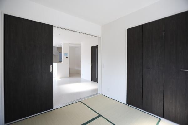 横尾東町1丁目1期2号棟の和室|収納が充実しておりすっきりとした印象です。畳の上でくつろげる落ち着いた和室です。和モダンな雰囲気が感じられます。