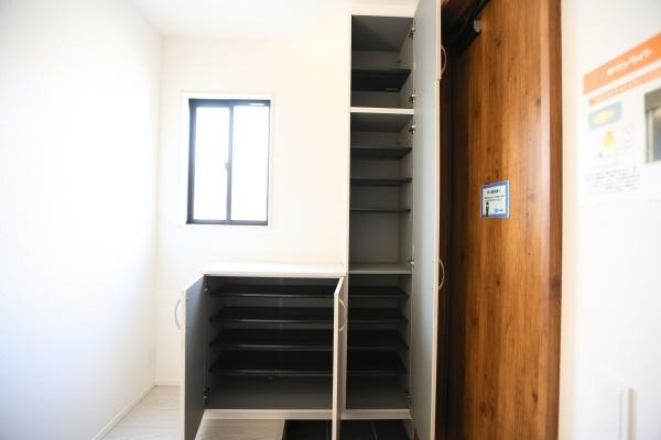 横尾東町1丁目1期2号棟のトイレ|コンパクトで使いやすいトイレ空間です。白を基調とした内装が清潔感を演出しています。小窓が設けられており換気や採光にも配慮されています。シンプルな設備でお手入れもしやすい仕様となっています。