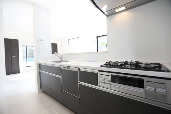 横尾東町1丁目1期2号棟の洋室|シンプルな色合いの洋室は日差しが入りやすい窓が特徴です。広々としたクローゼットスペースが確保されています。壁面は落ち着いたトーンでどんなインテリアにも合わせやすいです。