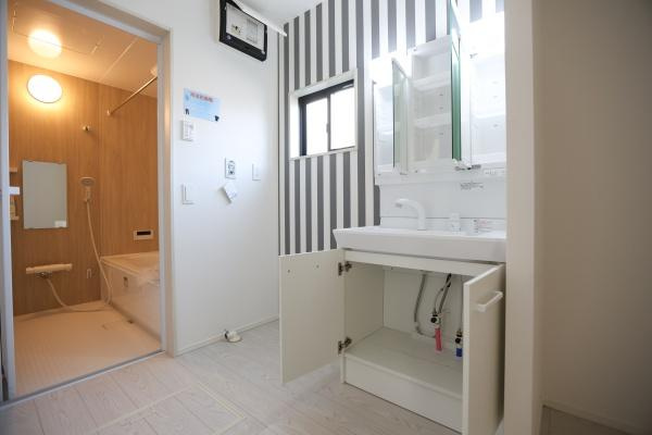 横尾東町1丁目1期2号棟の洋室|シンプルな内装でさまざまな用途に活用いただけます。大きな窓から光が差し込み明るい雰囲気です。白を基調とした床が清潔感を演出しています。