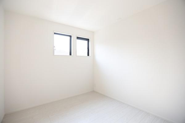 横尾東町1丁目1期2号棟の洋室|シンプルな色合いの洋室は日差しが入りやすい窓が特徴です。広々としたクローゼットスペースが確保されています。壁面は落ち着いたトーンでどんなインテリアにも合わせやすいです。