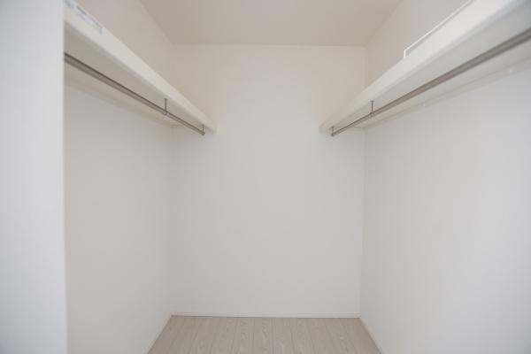 横尾東町1丁目1期2号棟の収納|奥行きのある収納スペースが特徴です。シンプルな内装で整理がしやすい造りです。上下にハンガーパイプが設置されており衣類を効率よく収納できます。