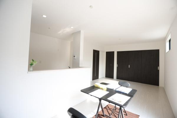 横尾東町1丁目1期2号棟の居間・リビング|明るい日差しが差し込むリビングはゆったりとした空間で開放感があります。シンプルな内装が特徴的で落ち着いた雰囲気です。大きな窓からは外の景色も楽しめます。無駄のない設計で使いやすさにも配慮されています。